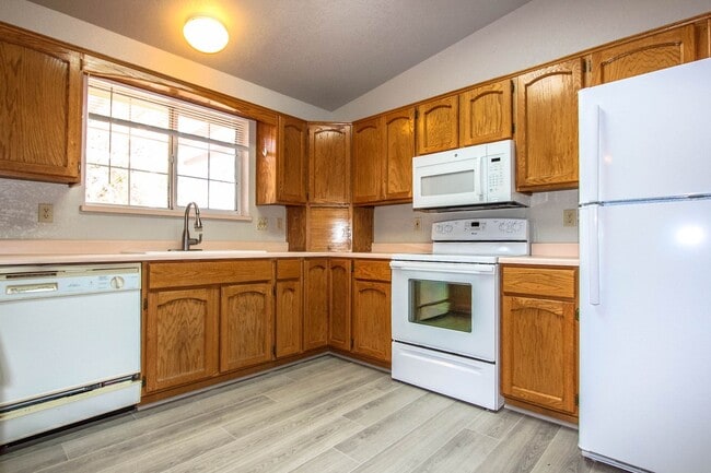 Building Photo - Williamson Valley Home with 3 Car Garage