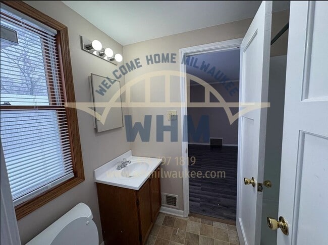 Building Photo - 4508 W Crawford Ave