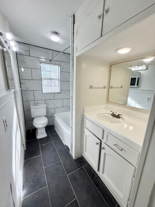 Building Photo - Updated 4 bedroom!