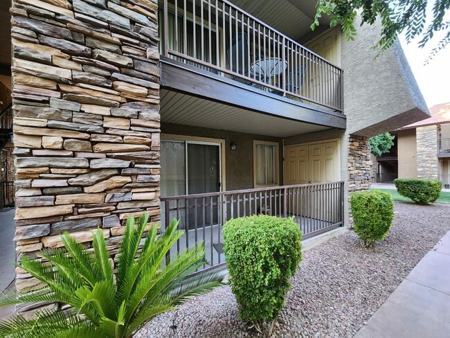 Building Photo - 4981 River Glen Dr
