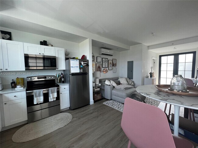 Building Photo - 4100 Davie Rd