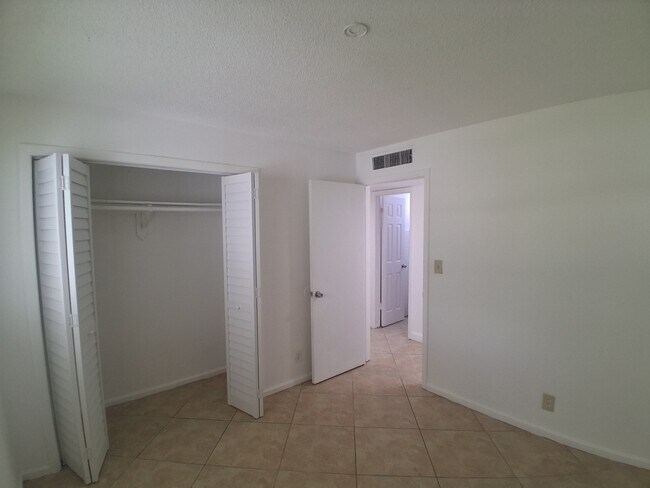 Building Photo - 401 SW 13th Pl