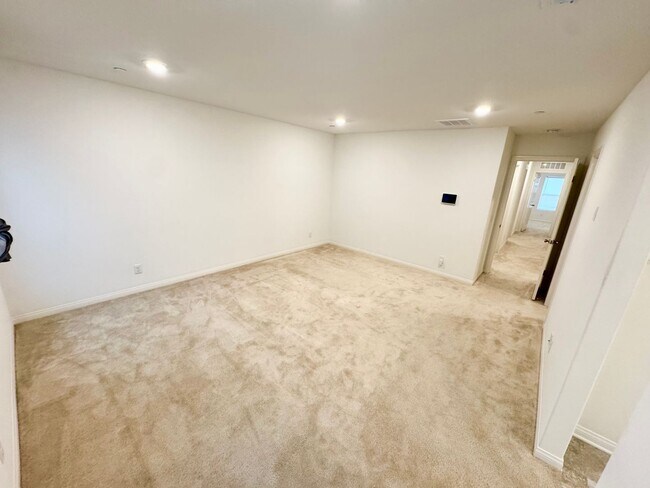 Building Photo - Beautiful 3 bedroom plus bonus room Home