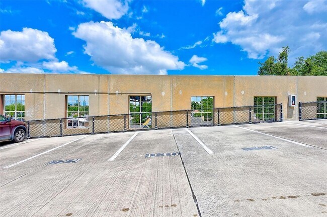 Building Photo - 402 S Armenia Ave