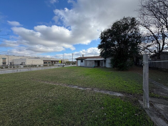 Building Photo - 1201 Ridgemont Dr