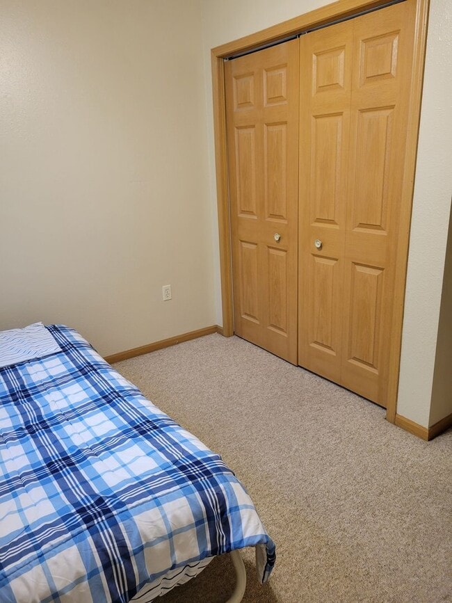 Building Photo - 5 Bedroom Duplex Unit