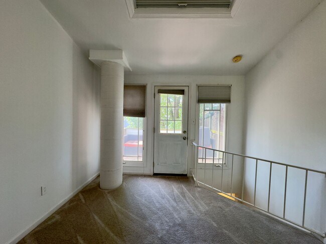 Building Photo - Charming 1 Bedroom Townhome ~ Ridgely's Delight