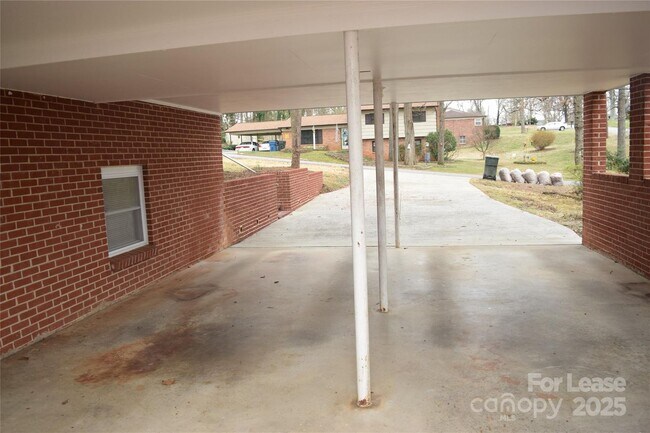 Building Photo - Available July 1st! $1950.00/month
