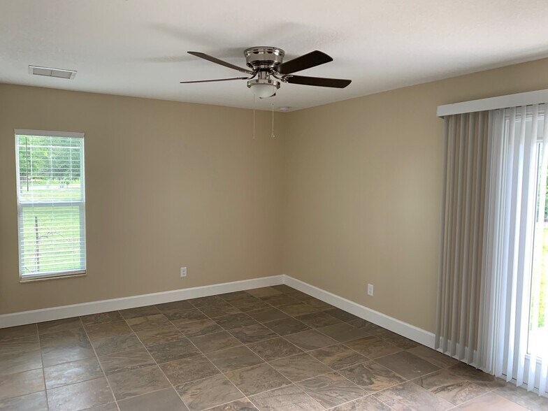 Building Photo - 926 NW Spruce Ridge Dr