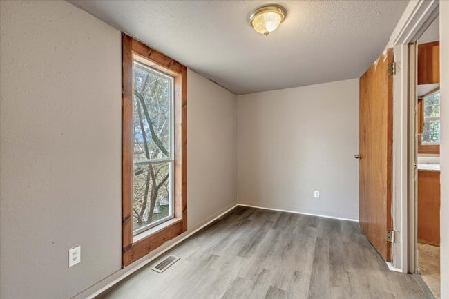 Building Photo - 913 S Hoff Ave