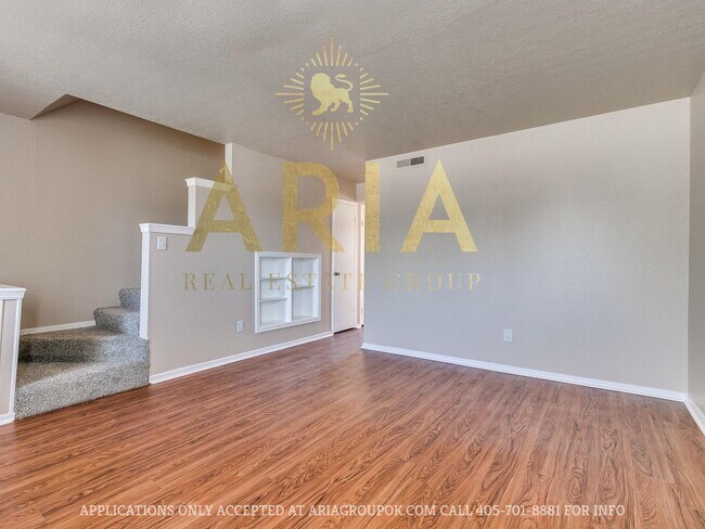 Building Photo - Spacious 2 Bed/1.5 Bath Townhouse in East ...