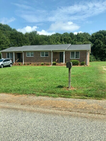 Front - 108 Hunter Dr