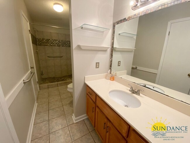 Building Photo - Beautiful 4 Bedroom Home in Crestview