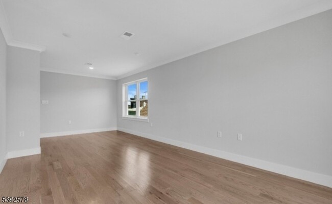 Building Photo - 213 Pine St