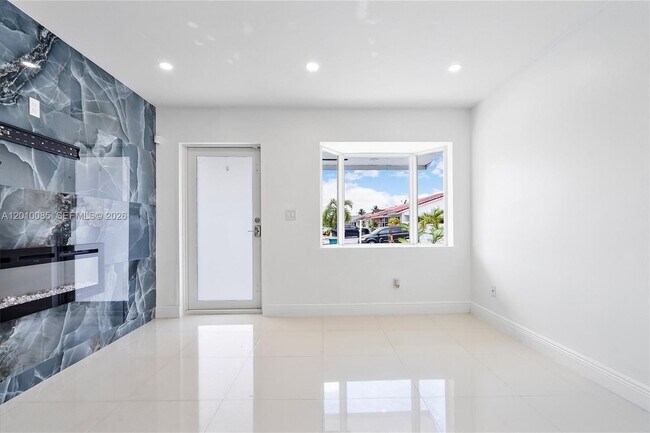 Building Photo - 11465 NW 88th Ct