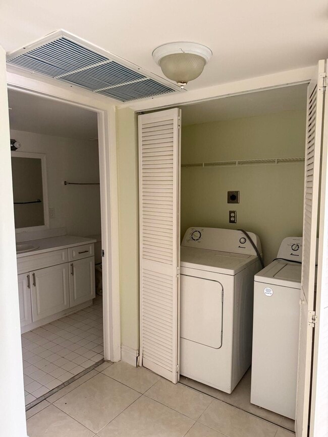 Building Photo - 8343 Lake Dr