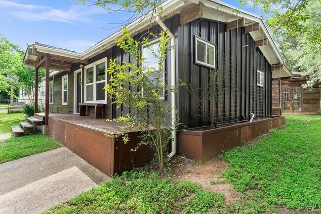 Building Photo - 4305 Leslie Ave