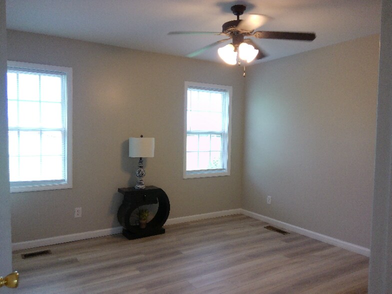 Building Photo - 2375 Vineyard Dr