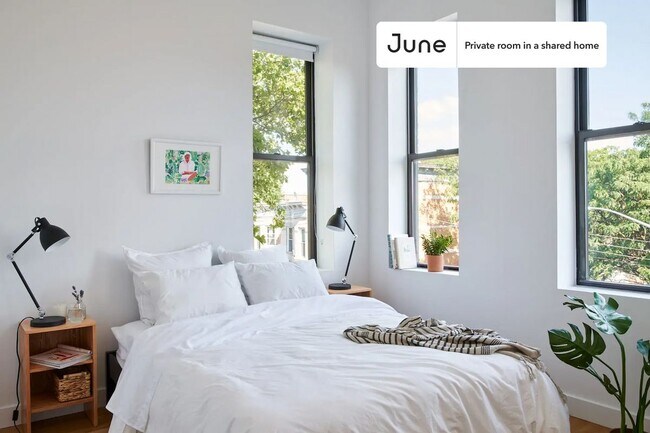 Building Photo - 913 St Marks Ave