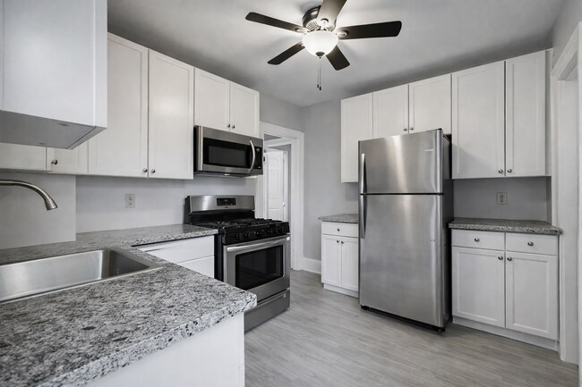 Building Photo - 6 Bedroom House Available Near Concordia University!