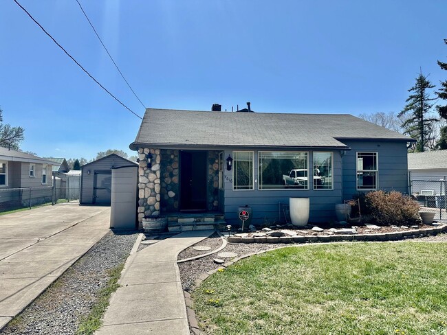 Building Photo - Large 3-Bedroom, 1-Bath Duplex with ALL UT...
