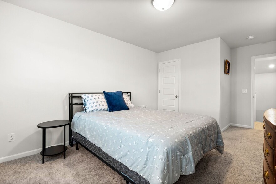 Building Photo - 825 Descartes St