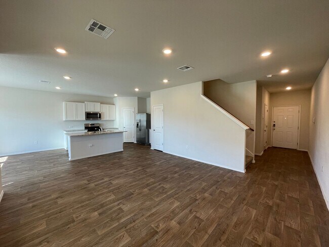 Building Photo - Beautiful 4 bedroom, 2.5 bathroom home in a great location!