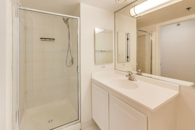 Building Photo - 345 N La Salle Dr