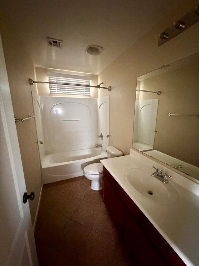 Building Photo - Beautiful 3 bedroom, 2.5 bath home located in the highly sought after community of Power Ranch