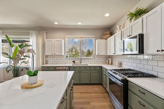 Building Photo - Spacious 4-Bedroom Home with Private Backy...