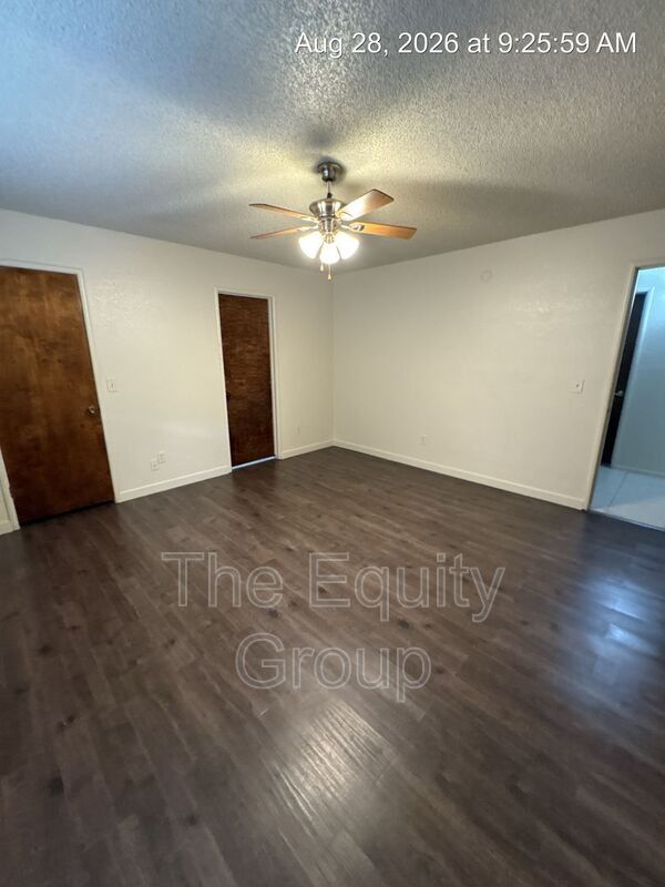 Building Photo - 1009 W Laura Ave