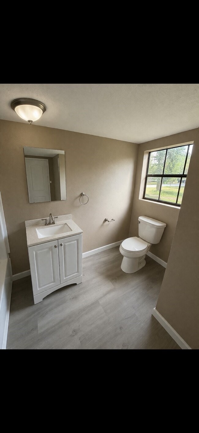 Building Photo - 14 Lakeview Dr