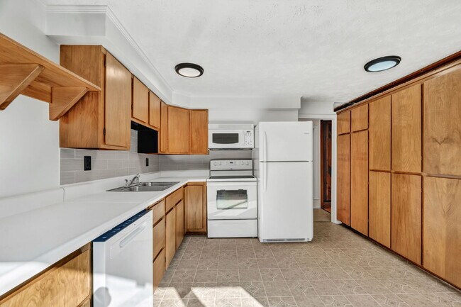 Building Photo - Mid-Century Cool Meets Maine Serenity Design. Privacy. Location. This one has it all.