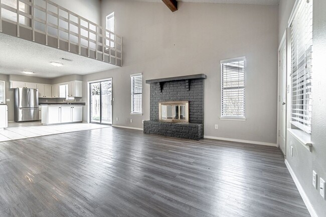 Building Photo - Newly Renovated Duplex! Rare!