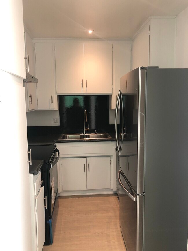 Building Photo - 2441 N Beachwood Dr