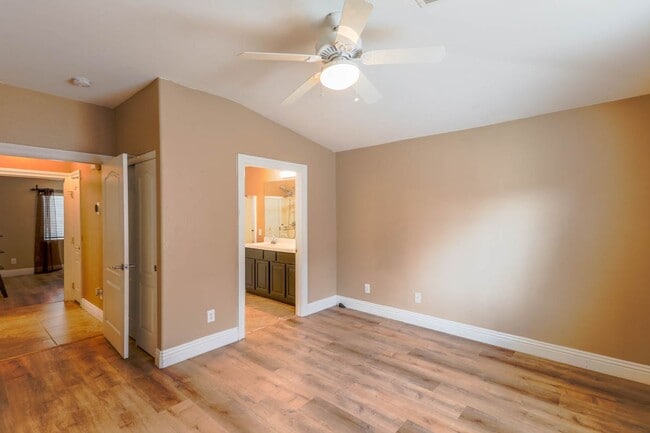 Building Photo - Beautiful, Single Story, 2 bed, 2 bath, To...