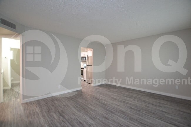 Building Photo - 2210 W Devonshire Ave