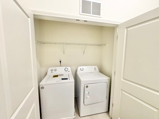 Building Photo - Charming 2 br 2.5 ba townhome covered fron...
