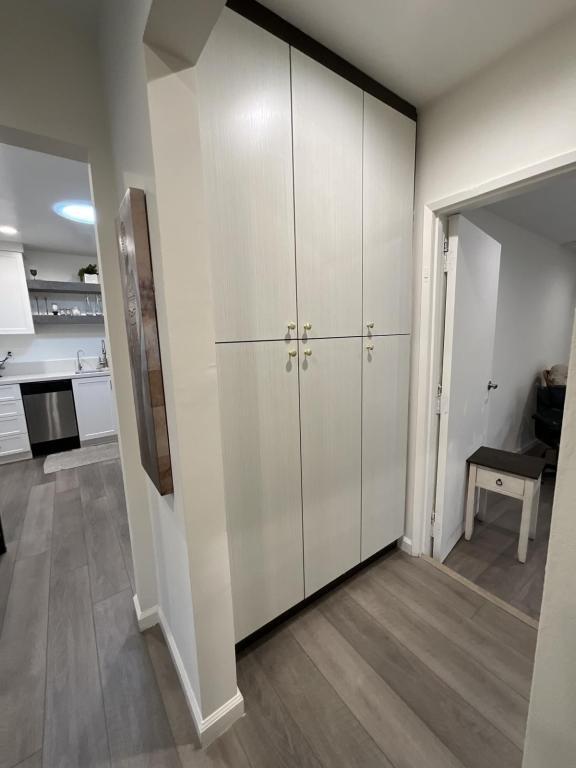 Building Photo - 18427 Delano St