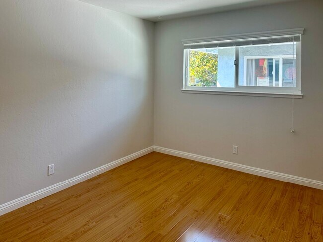 Building Photo - Spacious 2 Bedroom a Bath Upstairs Apartme...