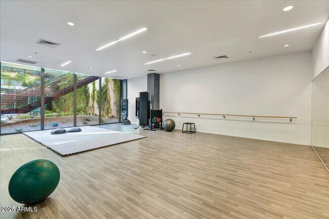 Building Photo - 7117 E Rancho Vista Dr