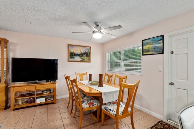 Building Photo - Beautiful 4/3 home With Attached Mother In...