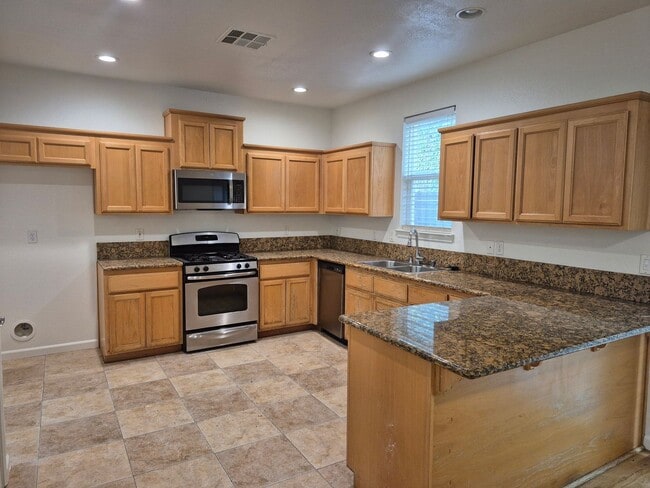 Building Photo - Beautiful 3 bedroom 2.5 bath in Folsom