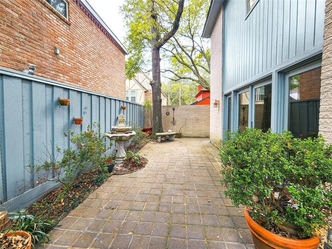 Primary Photo - 12 Kings Row