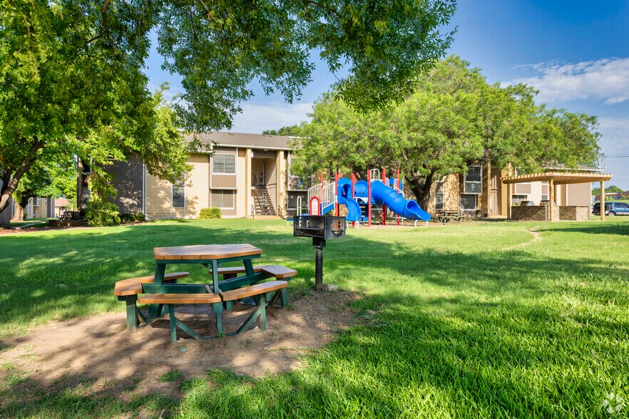 Oakmont Apartment Homes 834 Timberlake Dr Arlington TX 76010