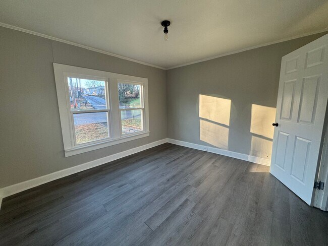 Building Photo - Charming Renovated Ranch Home in the Heart of Statesville