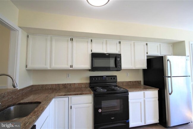 Building Photo - 4000 Quaker Ct