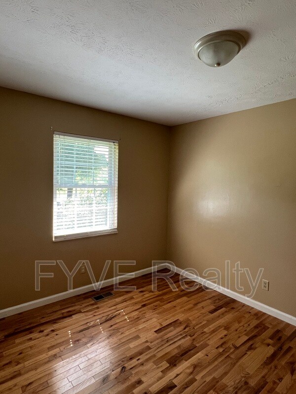 Building Photo - 5924 Blossom Rd