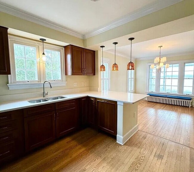 Building Photo - 1215 Farwell Dr