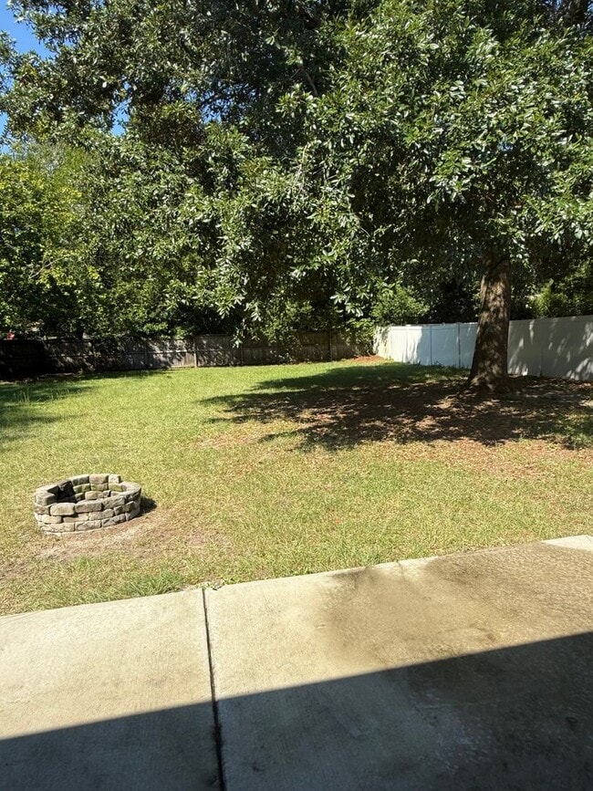 Building Photo - Beautiful 3 Bedroom